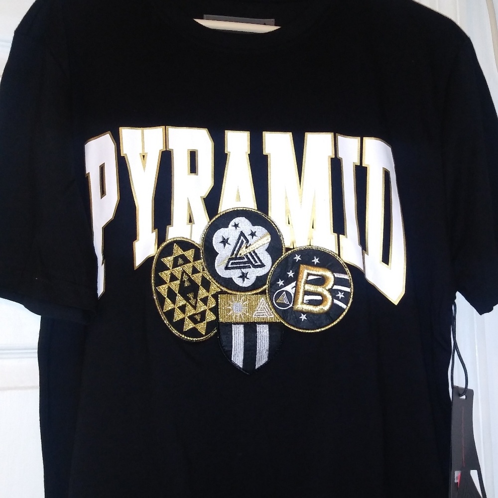 Black pyramid tee